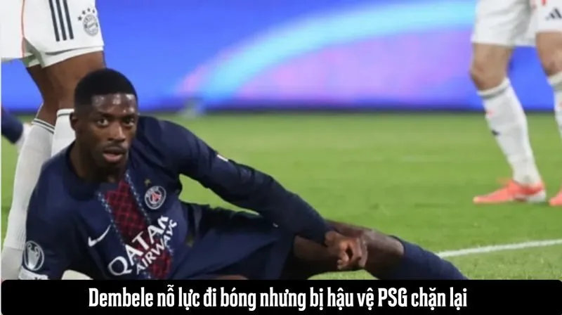 Dembele nỗ lực đi bóng nhưng bị hậu vệ PSG chặn lại